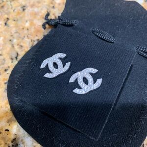 Absolutely stunning earrings brand new, rare and collectible. Must have!